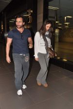 Saif Ali Khan, Kareena Kapoor snapped at airport in Mumbai on 17th Jan 2013 (5).JPG